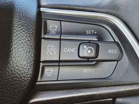 Used 2024 Jeep Grand Cherokee Limited w/ Black Appearance Package image 16