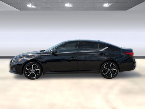 Used 2024 Nissan Altima 2.5 SR w/ SR Premium Package FWD image 2