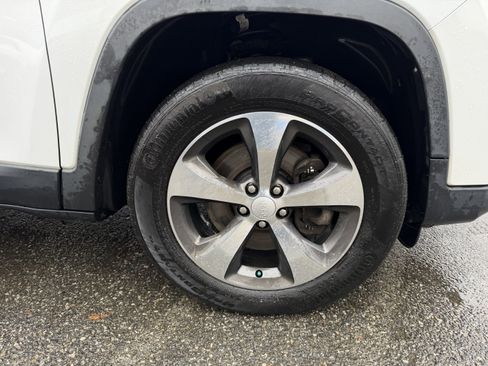 Used 2019 Jeep Cherokee Limited image 11