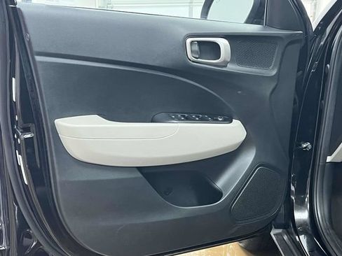 Used 2025 Hyundai Venue SEL FWD image 16