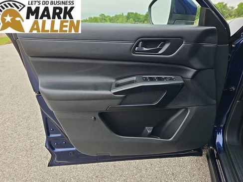 Used 2025 Nissan Pathfinder SV FWD image 21