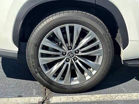 Used 2021 Toyota Highlander Platinum FWD image 9