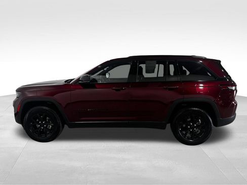 Used 2025 Jeep Grand Cherokee Altitude AWD/4WD image 15