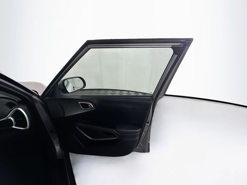 Used 2025 Kia Soul LX w/ LX Technology Package FWD image 30