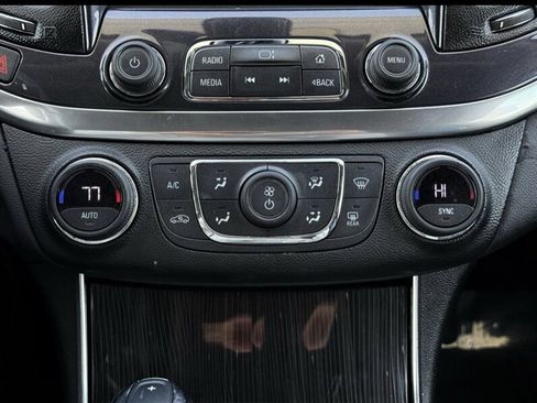 Used 2017 Chevrolet Impala LT FWD image 39