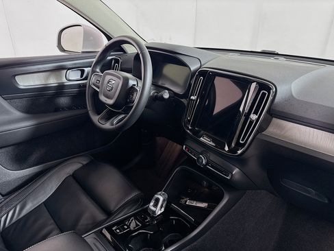 Used 2023 Volvo XC40 B5 Plus AWD/4WD image 28