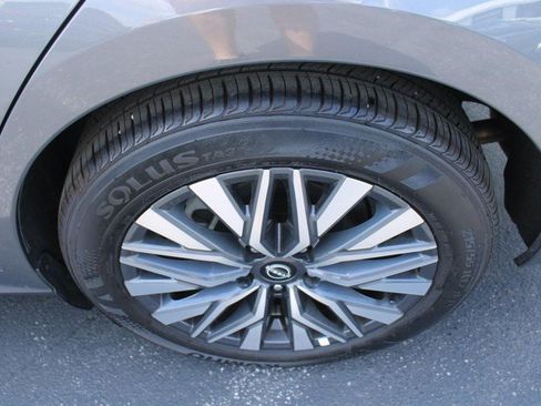 Used 2025 Nissan Altima 2.5 SV FWD image 7
