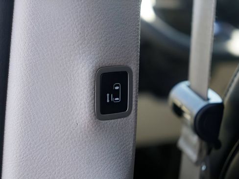 Used 2024 Chrysler Pacifica Touring-L FWD image 12
