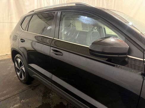 Certified 2025 Volkswagen Taos SE w/ Panoramic Sunroof Package image 11