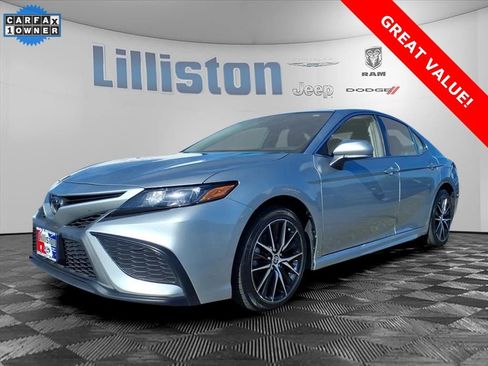 Used 2022 Toyota Camry SE image 3