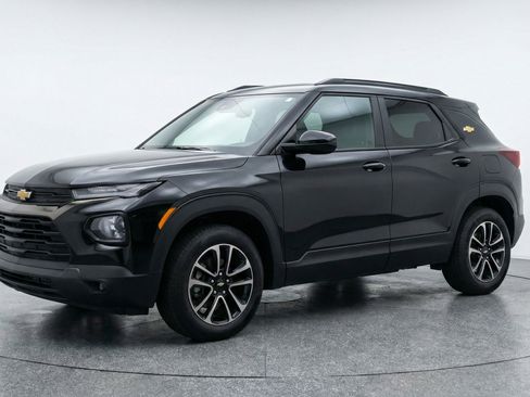 Used 2025 Chevrolet TrailBlazer LT FWD image 3