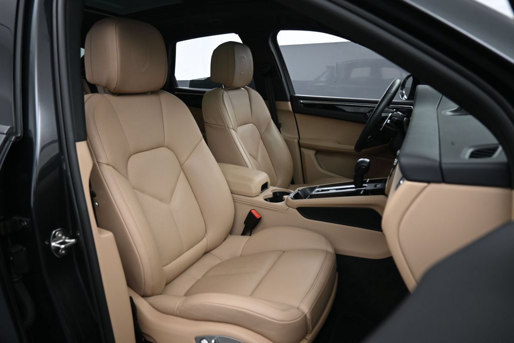 Certified 2026 Porsche Macan AWD/4WD image 30