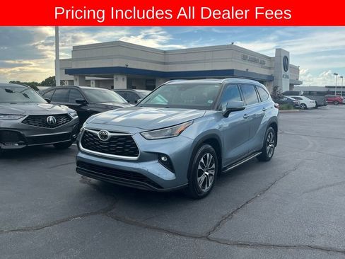 Used 2021 Toyota Highlander XLE FWD image 1