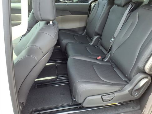 New 2026 Kia Carnival EX FWD image 12