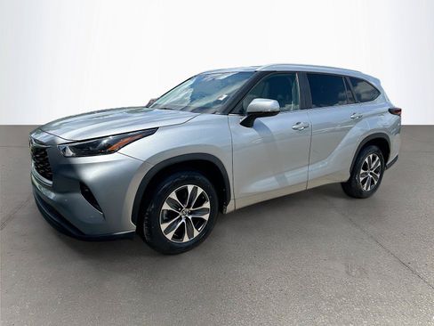 Used 2024 Toyota Highlander XLE FWD image 8
