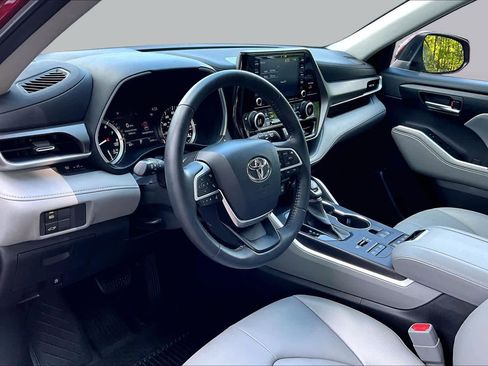 Used 2022 Toyota Highlander XLE AWD/4WD image 17