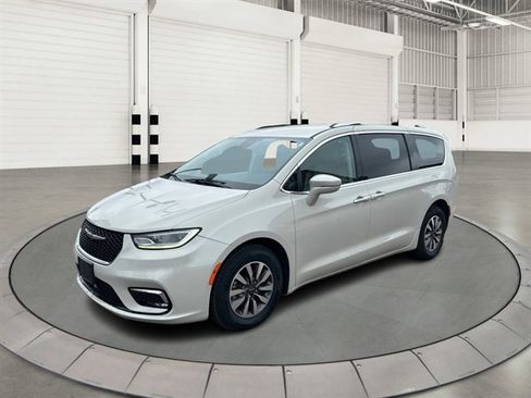 Used 2021 Chrysler Pacifica Touring-L image 9