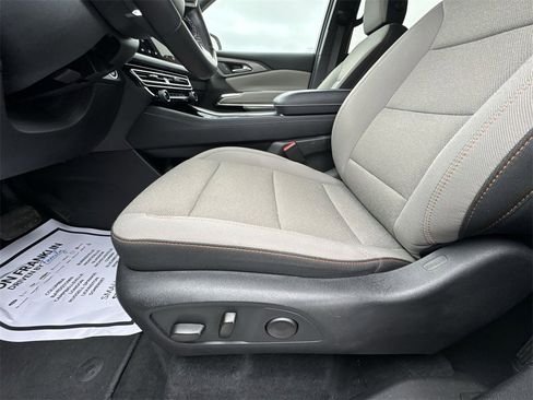 Used 2025 Chevrolet Traverse LT image 12