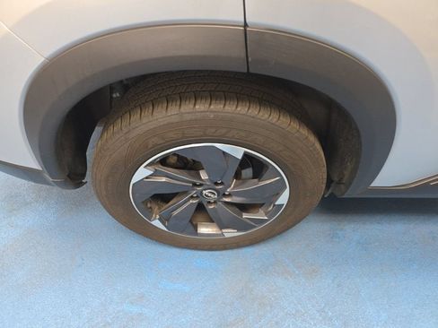 Used 2024 Nissan Rogue SV FWD image 6