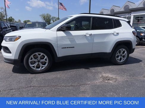 Used 2025 Jeep Compass Latitude AWD/4WD image 2