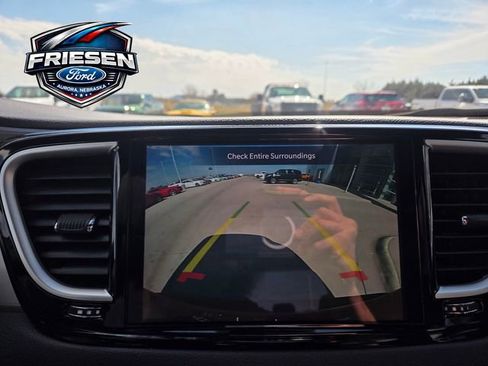 Used 2025 Chrysler Pacifica Select image 20