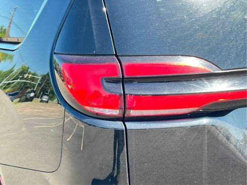 Used 2024 Chrysler Pacifica Limited FWD image 33