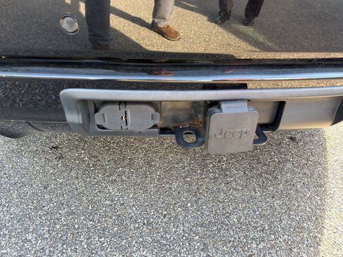 Used 2017 Jeep Grand Cherokee Overland AWD/4WD image 7