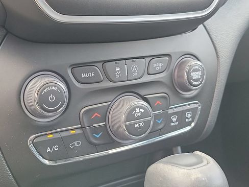 Used 2023 Jeep Cherokee Trailhawk AWD/4WD image 31
