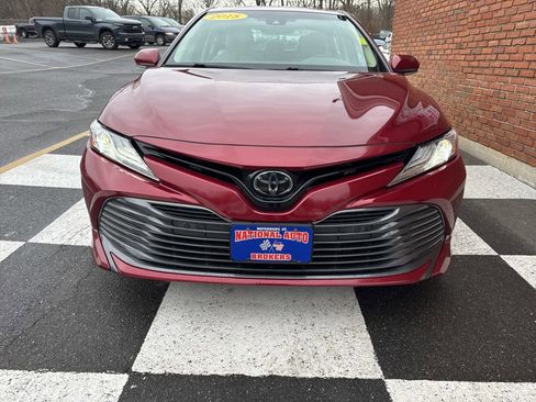 Used 2018 Toyota Camry XLE image 6