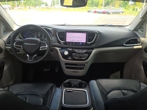 Used 2022 Chrysler Pacifica Touring-L FWD image 23
