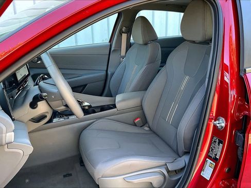 Certified 2025 Hyundai Elantra SEL image 6