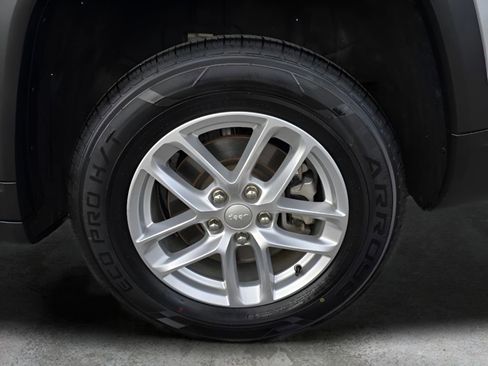 Used 2023 Jeep Grand Cherokee L Laredo image 11