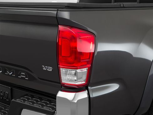 Used 2018 Toyota Tacoma SR5 RWD image 51