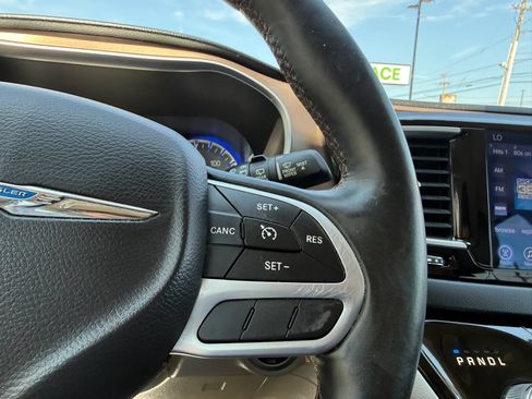 Used 2017 Chrysler Pacifica Touring-L Plus FWD image 31