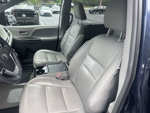 Used 2018 Toyota Sienna XLE w/ Carpet Mat Package FWD image 16