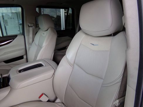 Used 2016 Cadillac Escalade Luxury AWD/4WD image 18