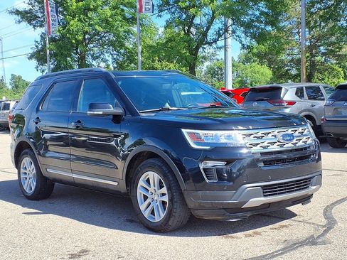 Used 2018 Ford Explorer XLT w/ Equipment Group 202A AWD/4WD image 3