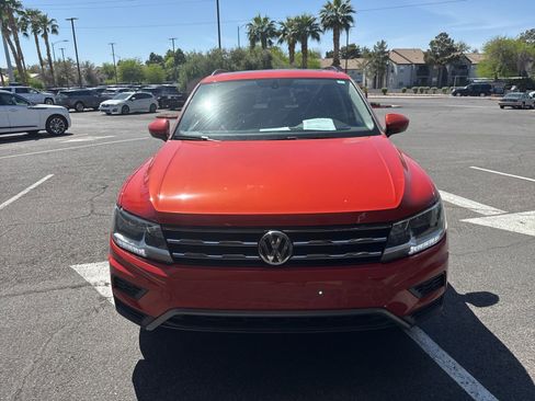 Used 2018 Volkswagen Tiguan SE w/ Panoramic Sunroof Package image 2
