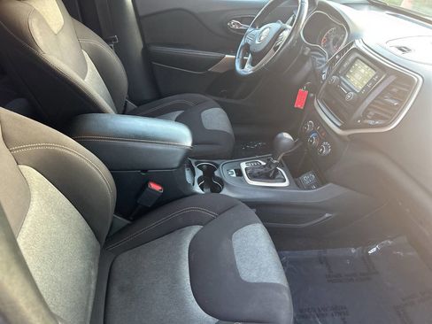 Used 2018 Jeep Cherokee Latitude w/ Altitude Package FWD image 23