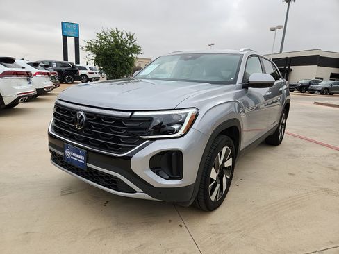 Used 2025 Volkswagen Atlas Cross Sport SE FWD image 3
