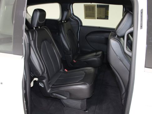 Used 2025 Chrysler Pacifica Select FWD image 31