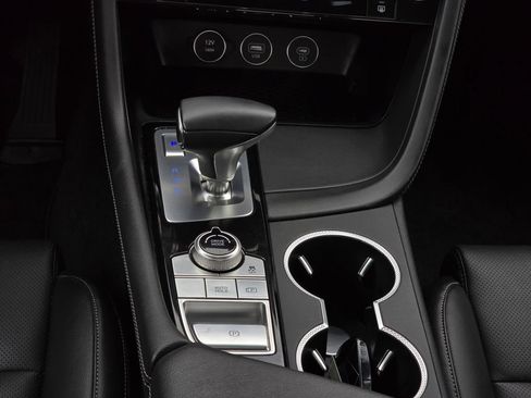 Used 2025 Genesis G70 2.5T RWD image 12