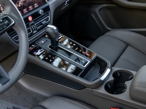 Certified 2025 Porsche Macan image 38