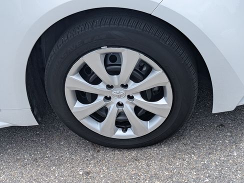 Used 2025 Toyota Corolla LE FWD image 11