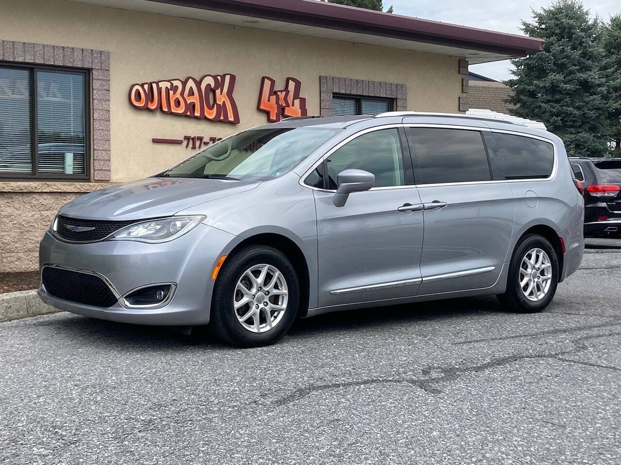 Used 2020 Chrysler Pacifica Touring-L FWD image 3