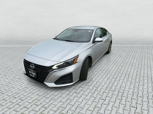 Used 2023 Nissan Altima 2.5 SV FWD image 3