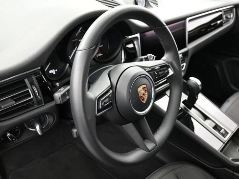 Certified 2025 Porsche Macan image 16