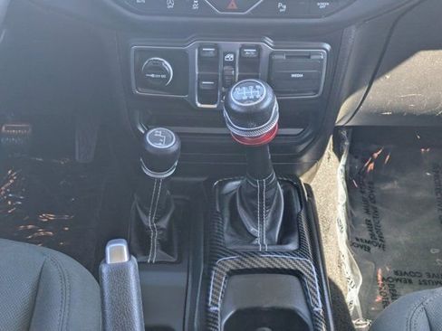 Used 2018 Jeep Wrangler Unlimited Sahara image 17