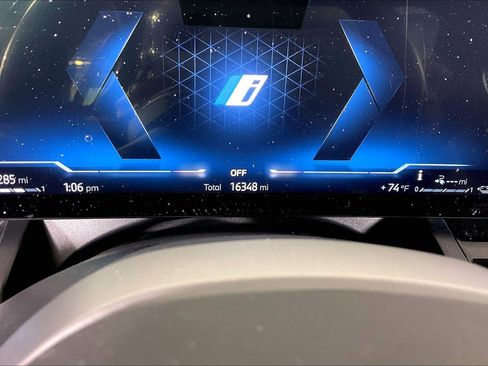 Certified 2025 BMW 550e xDrive w/ Premium Package image 20