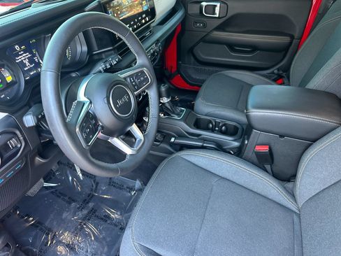 Used 2025 Jeep Wrangler Unlimited Sahara AWD/4WD image 10
